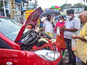 Car, two-wheeler sales lack sparkle, Chip shortage pushing down stocks and demand 1_1_0d3e9c1725.jpg