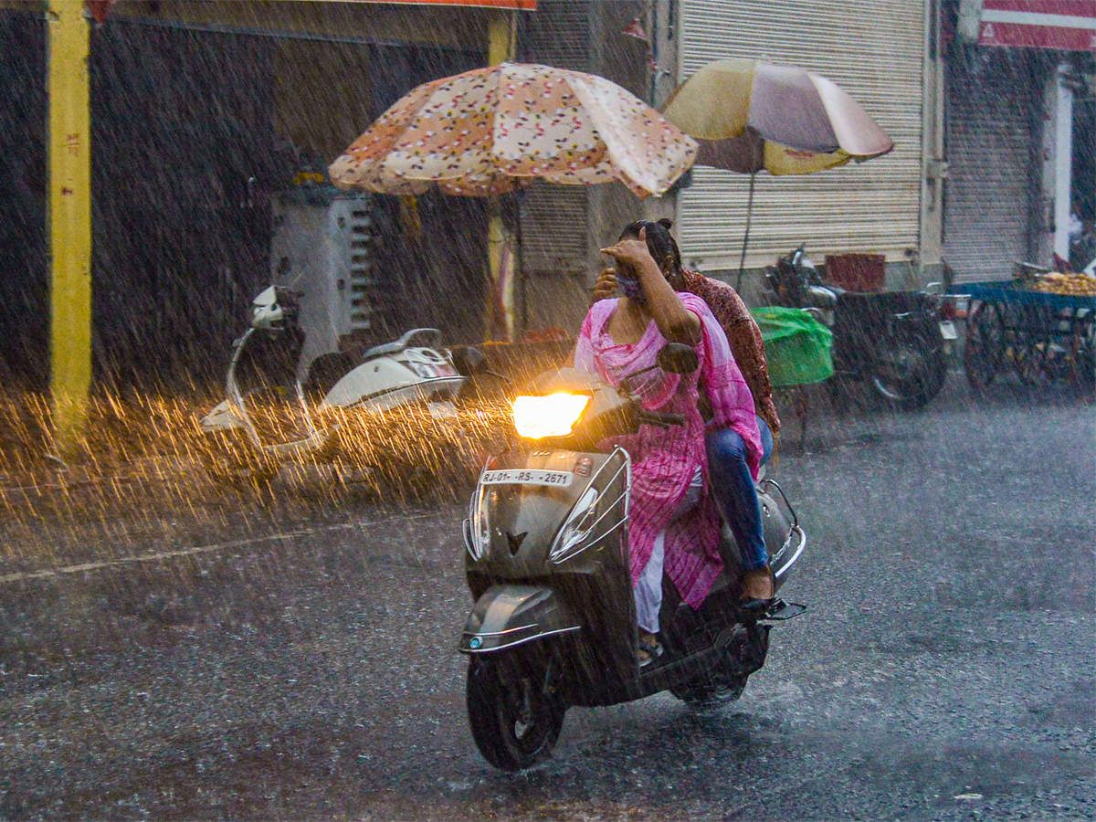 Using umbrellas is Banned on two-wheelers 1_2aedef572d.jpg