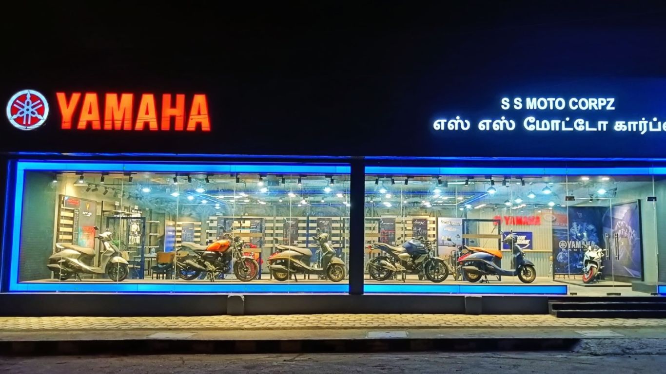 200 Yamaha Blue Showroom .jpg