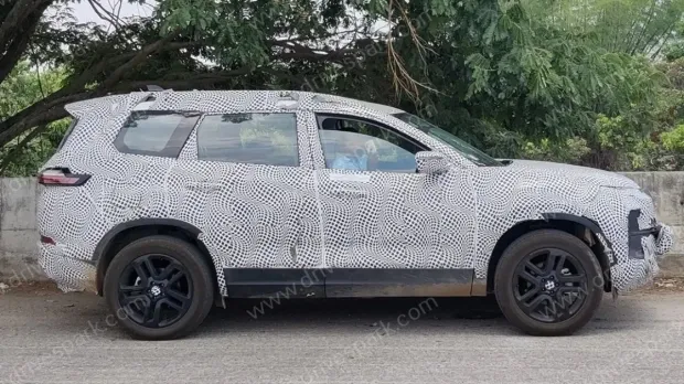 2024 Tata Safari New Spy Shots Show New Headlamp Desig & Alloy Wheels.webp