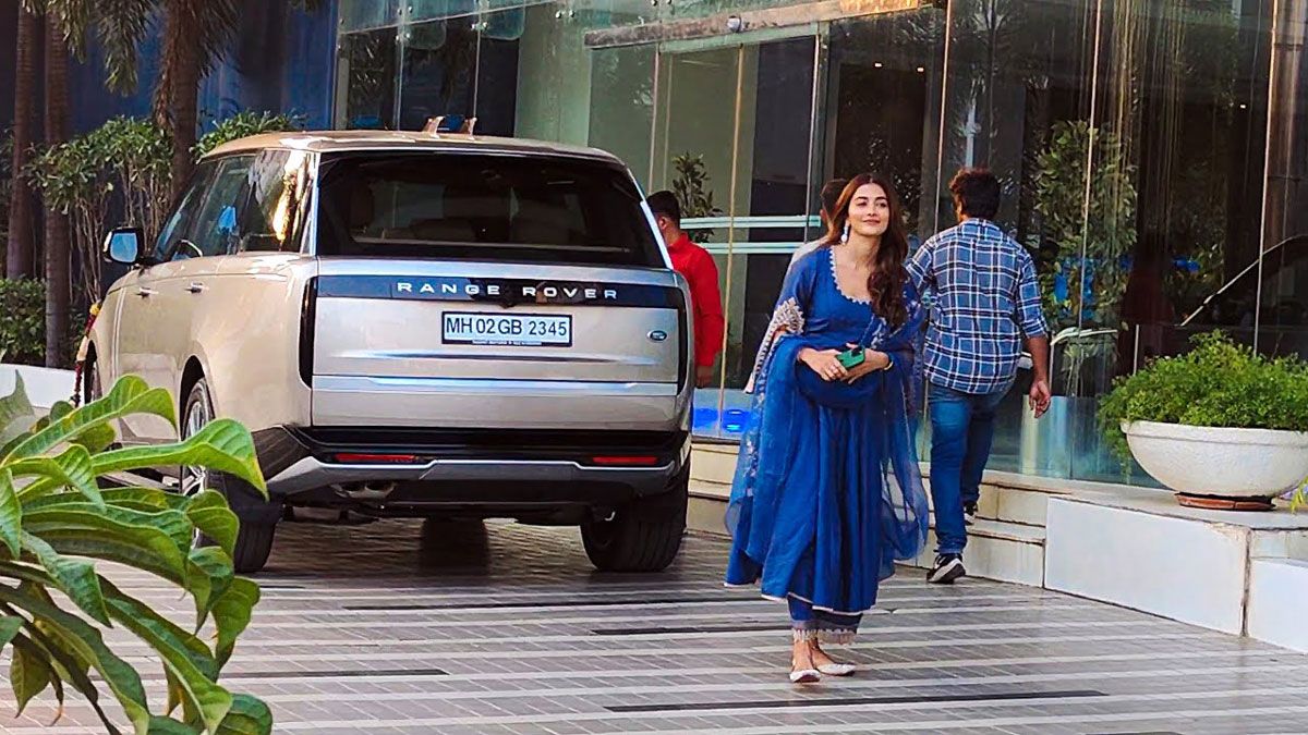 Actress_Pooja_Hegde_Buys_a_New_Gen_Range_Rover_Priced_Around_Rs_4_Crore_afbe27a748.jpg