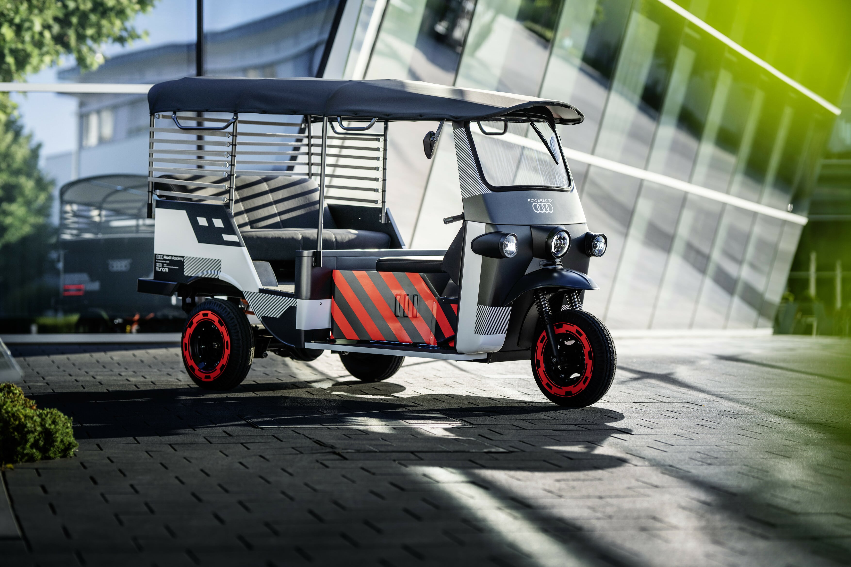 Audi e-tron batteries to power e-rickshaws in India Audi_e_tron_battery_modules_power_electrify_rickshaws_in_India_2_min_33a9442dc6.jpg