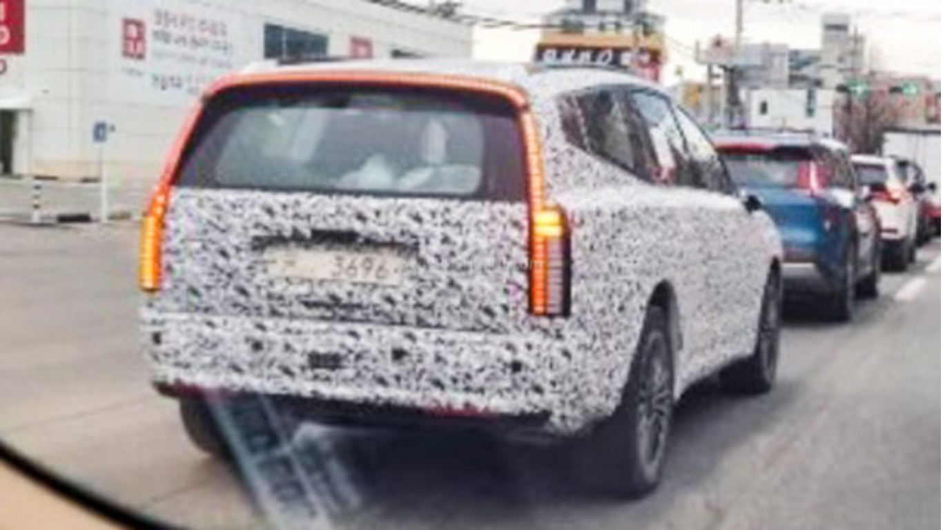 Hyundai Ioniq 7 EV Spied – Massive LED Connected Tail Light