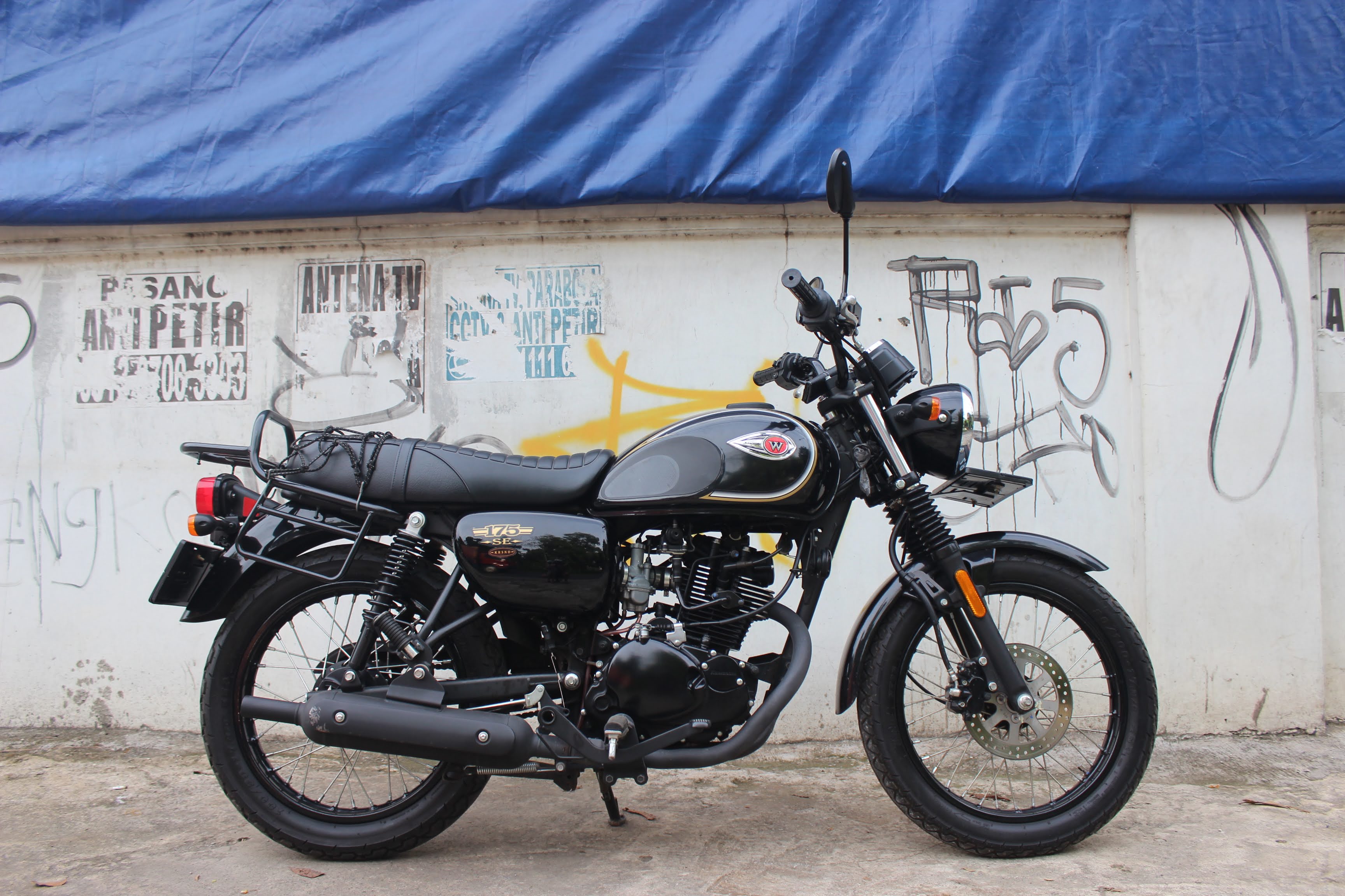कावासाकी ने कावासाकी W175 को भारत में लॉन्च किया है, जिसकी कीमत 1.5 लाख रूपए है Kawasaki_W175_7e7353c477.jpg