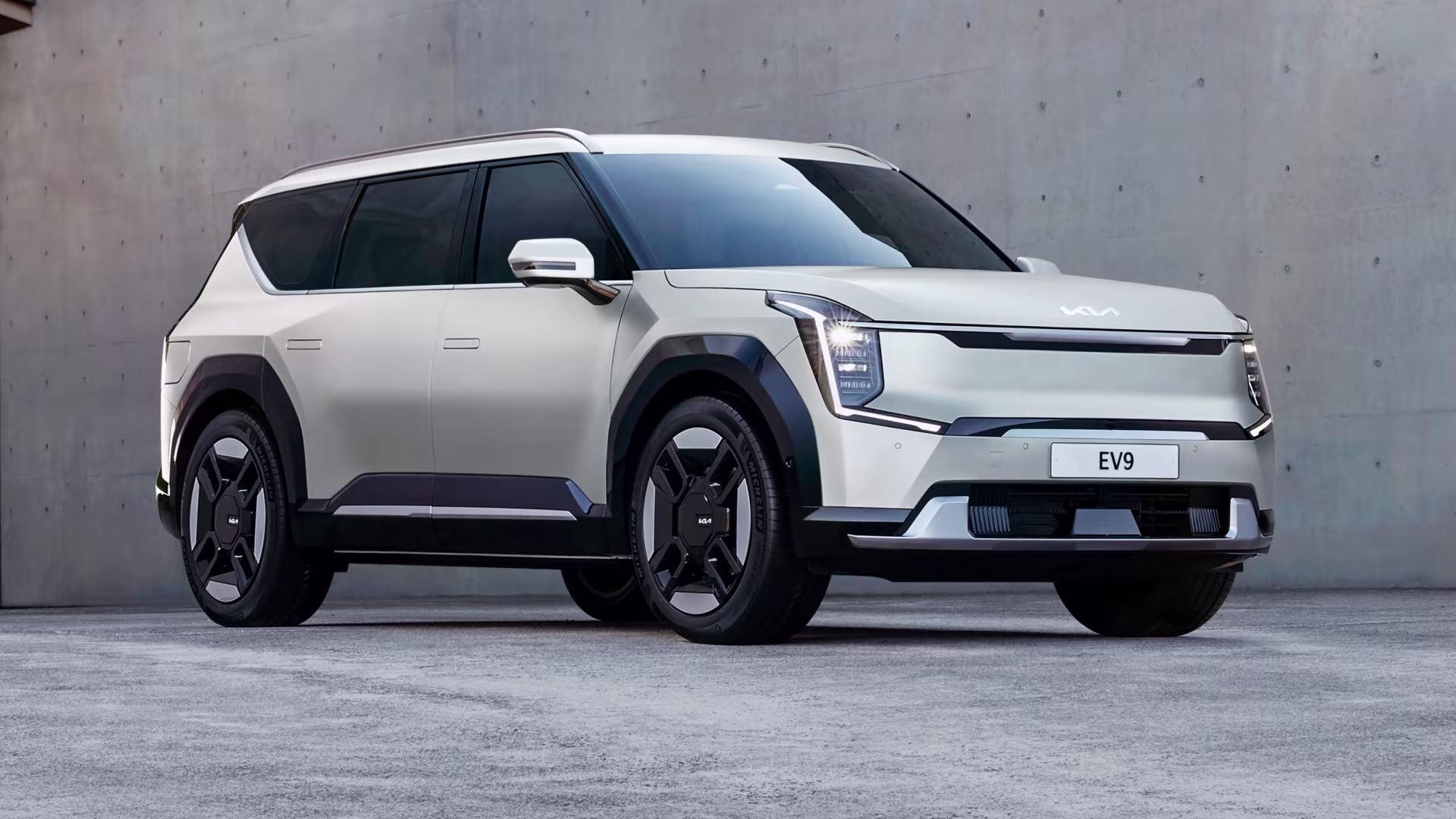 Kia ने EV9 इलेक्ट्रिक SUV का खुलासा किया जो लेवल 3 ADAS और 541 किमी की रेंज के साथ आती है Kia_Unveils_the_EV_9_Electric_SUV_with_Level_3_ADAS_2b7904aacb.avif