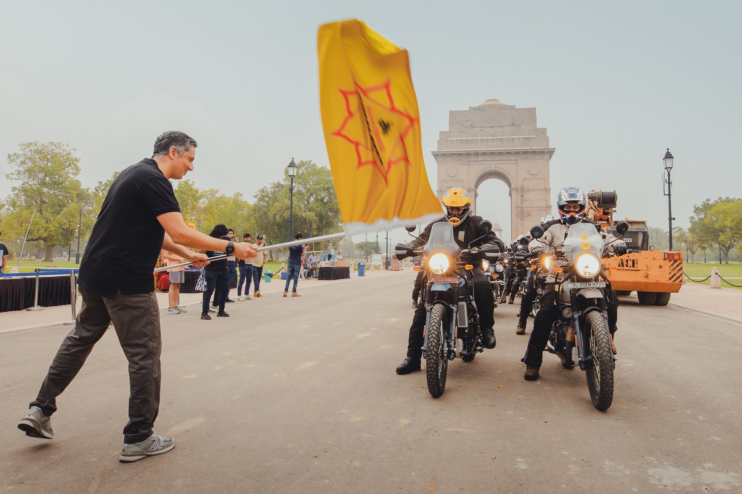 रॉयल एनफील्ड का 18वां हिमालयन ओडिसी एडवेंचर सफलतापूर्वक संपन्न हुआ Mohit_Dhar_Jayal_Chief_Brand_Officer_Royal_Enfield_flagging_off_Himalayan_Odyssey_2022_348f25a64b.jpg