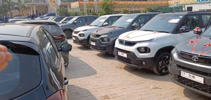 टाटा मोटर्स डीलरशिप ने गुड़गांव में नवरात्री के पहले दिन 200+ कारों की डिलीवरी की Tata_cars_4e1f643597.jpg