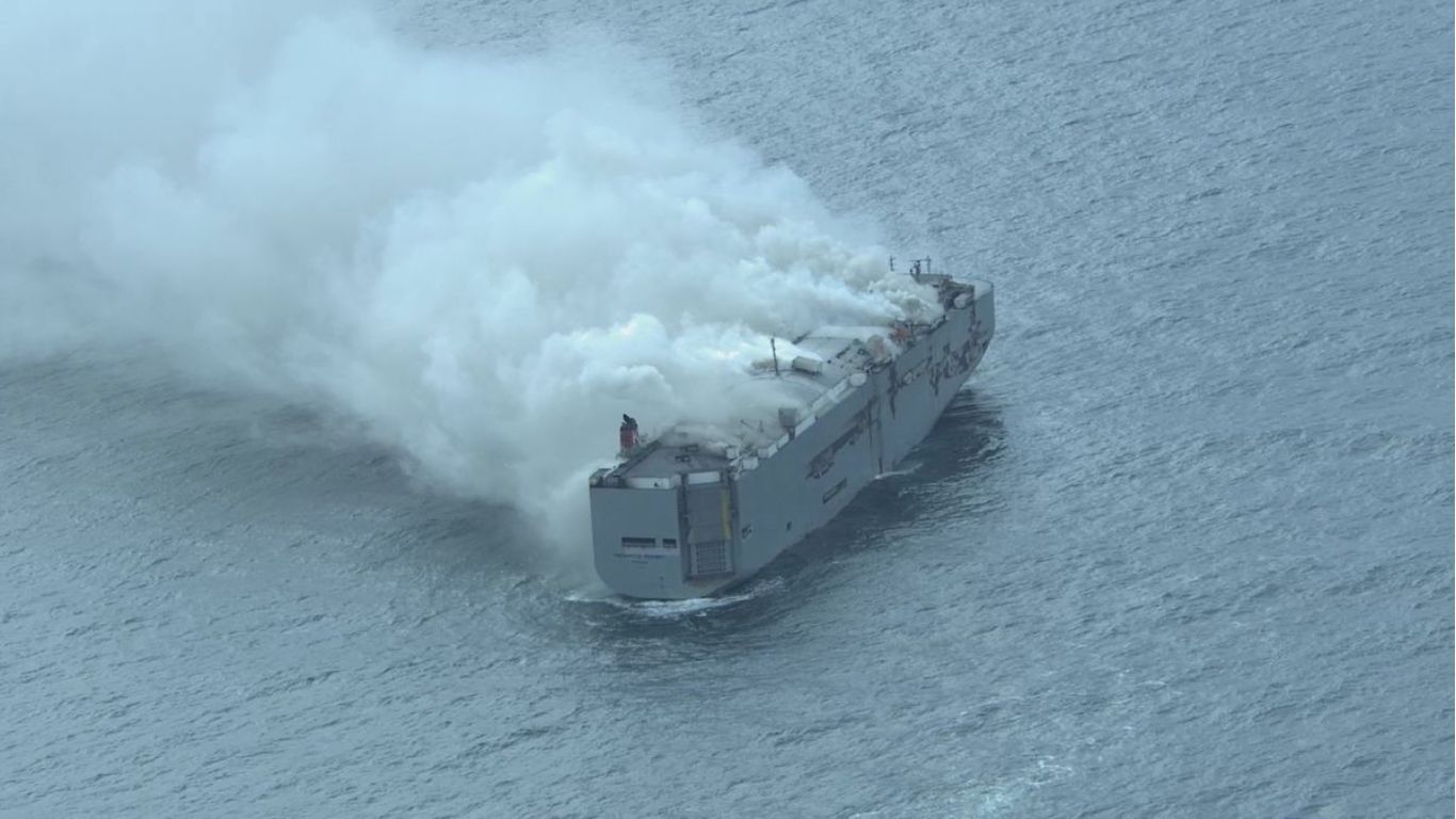 3,000 कारों को ले जाने वाले कार्गो शिप का क्या हुआ What_happened_to_the_Cargo_Ship_on_Fire_125ddfe7ce.jpg