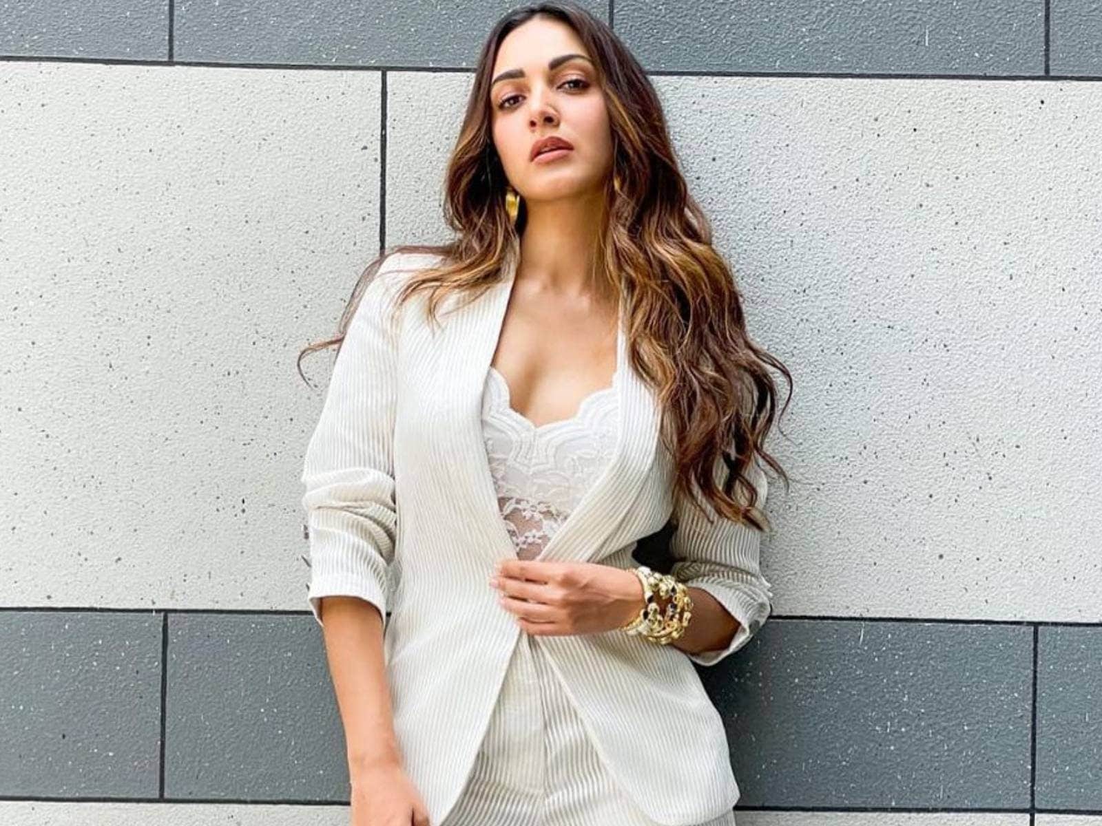 kiara-advani buys audi 8L carbike 360.jpg