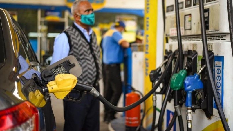 पेट्रोल हुआ महंगा: 2022 की भारत की सबसे अधिक ईंधन कुशल कारें petrol_price_hike_83aaf4e338.jpg