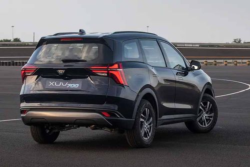 Mahindra XUV700 Right Side Rear View Mahindra XUV700 Right Side Rear View