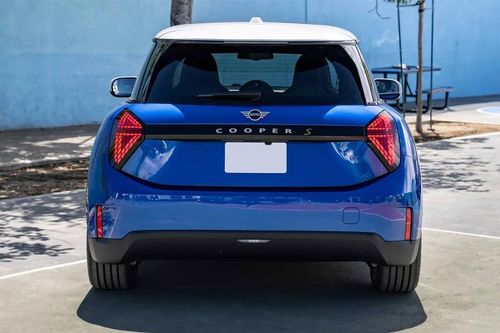Mini Cooper SE 2024 Rear View Mini Cooper SE 2024 Rear View